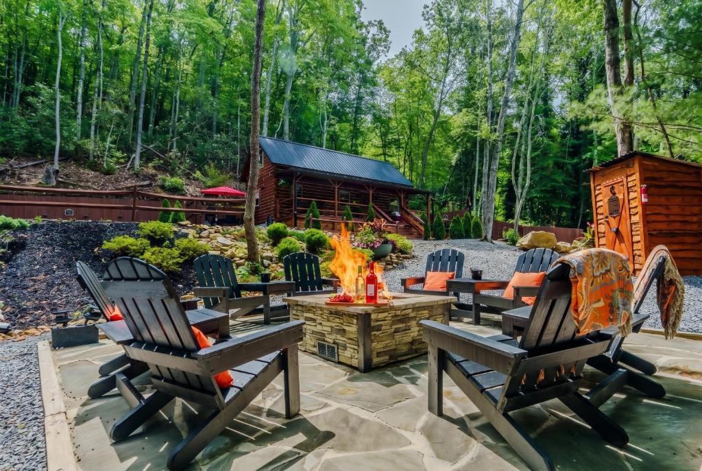 Elizabethton House | Peaceful Luxury in the Smokey Mountains w Hot Tub and Pet Friendly Cabin B