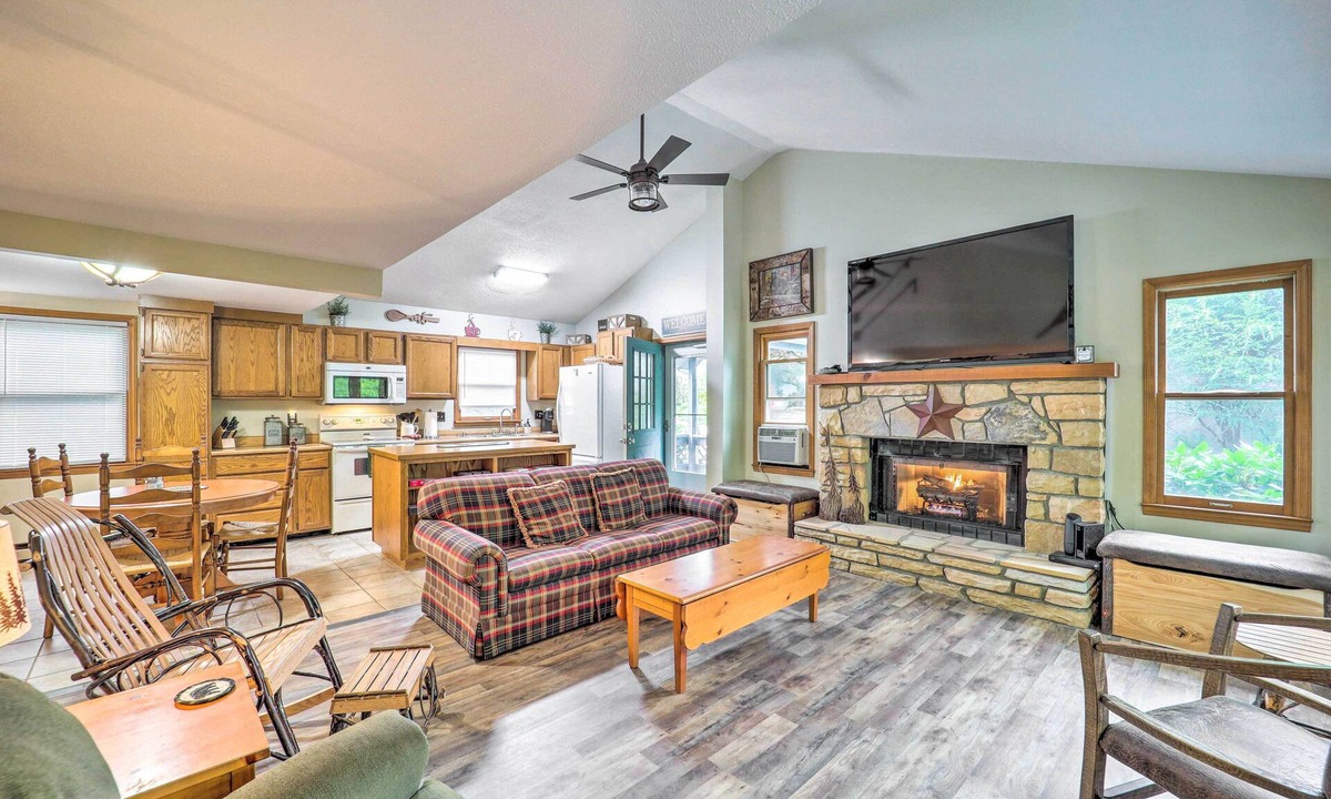 Newland Cottage | Peaceful Newland Family Cottage w/2 Decks!