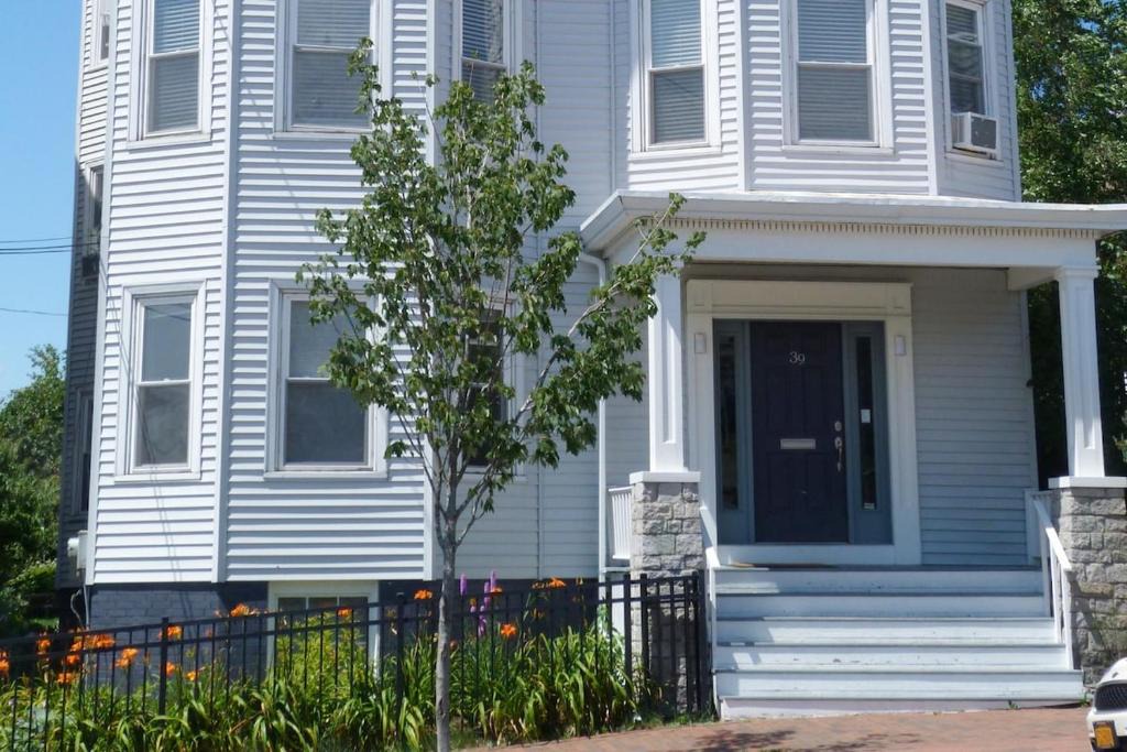 East End Apartment | Peaceful Oasis on Munjoy Hill 1st flr 3BR parking