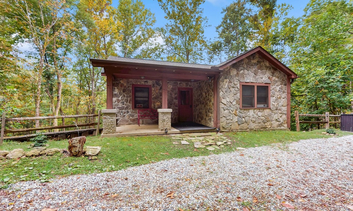 Elk Park Cabin | Peaceful Retreat with outdoor deck, pool table and hot tub