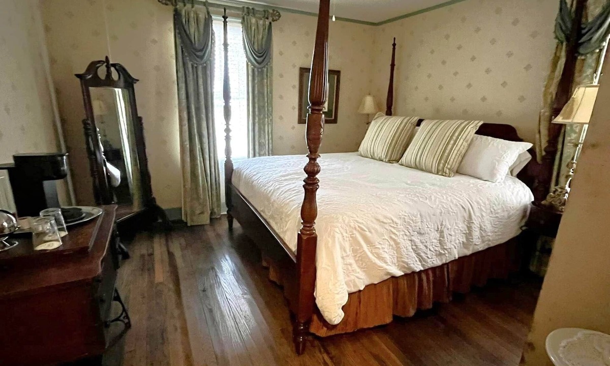 Jonesborough House | Peddler's Pad at The Historic Eureka Inn and Event Center