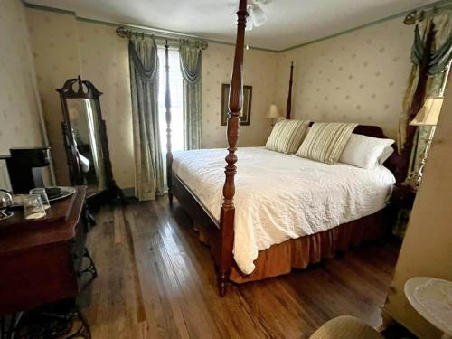 Jonesborough House | Peddler's Pad at The Historic Eureka Inn and Event Center