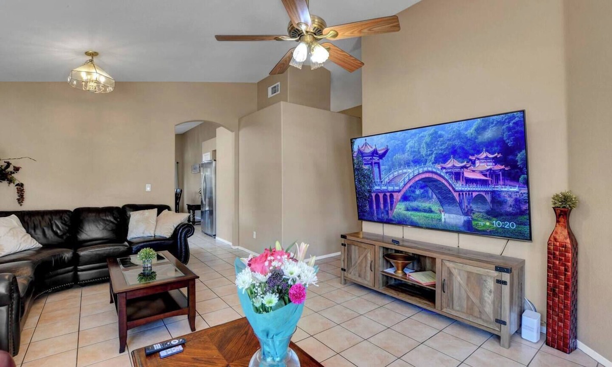 Silverado Ranch House | Pet-Friendly 3B Vegas Rental | Sleeps 8 | Families, Groups & Nurses Wellcome!