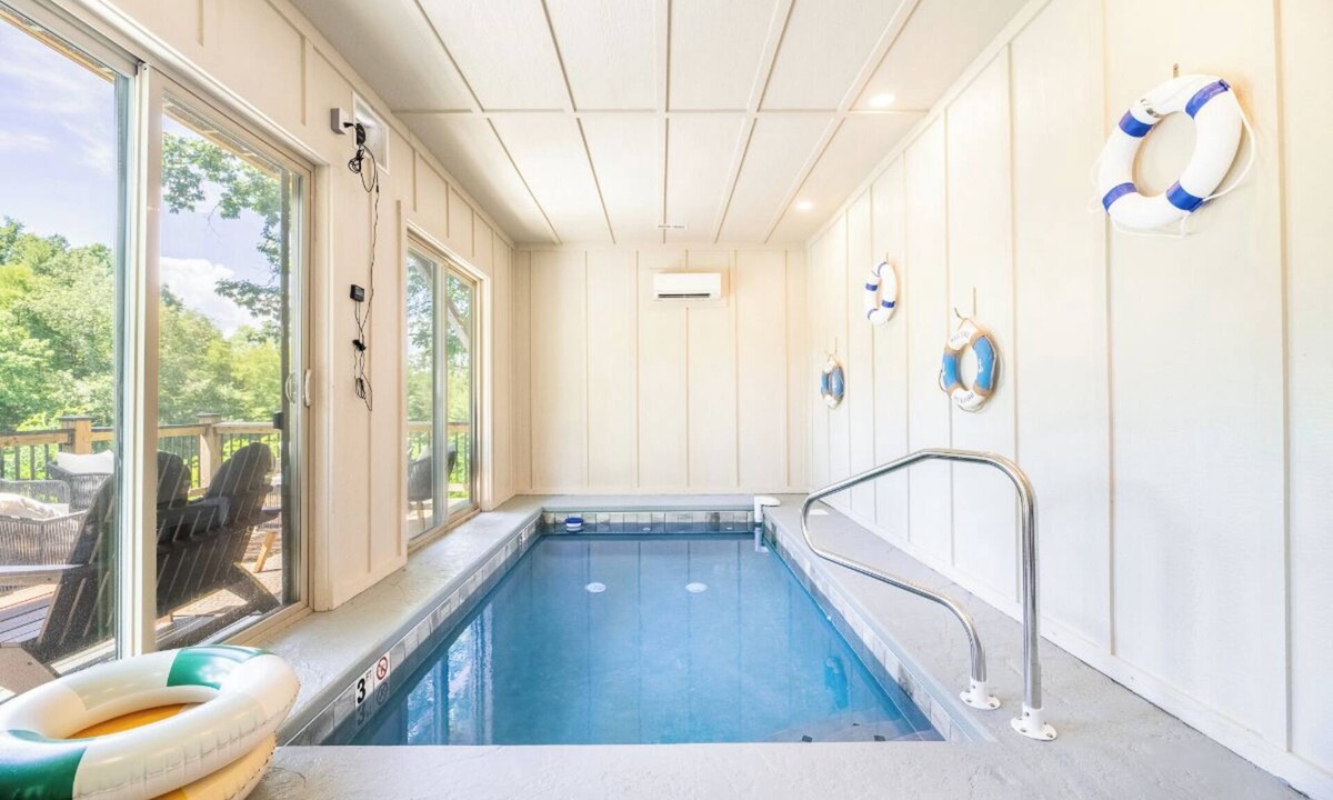 Sevierville Cabin | *Pet-friendly 3BD+LOFT w/POOL! Hot Tub + Near Lake!*