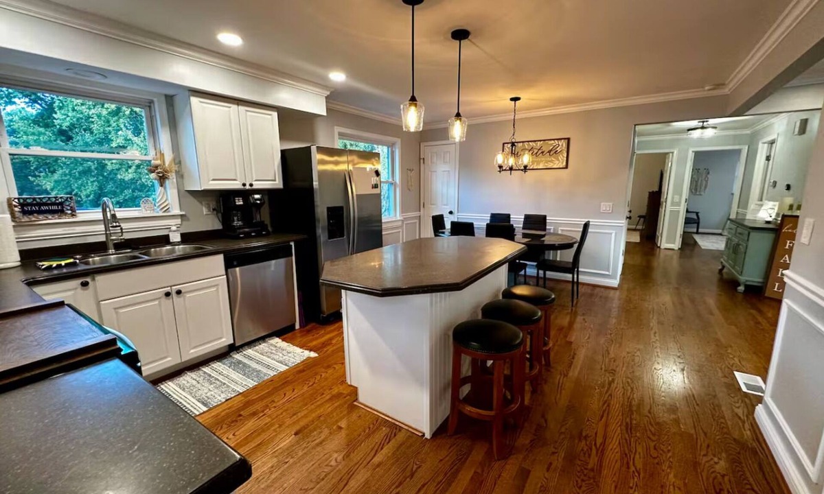 Villa Hills House | Pet friendly 4-bedroom house with fenced in yard, 2 living rooms and game room
