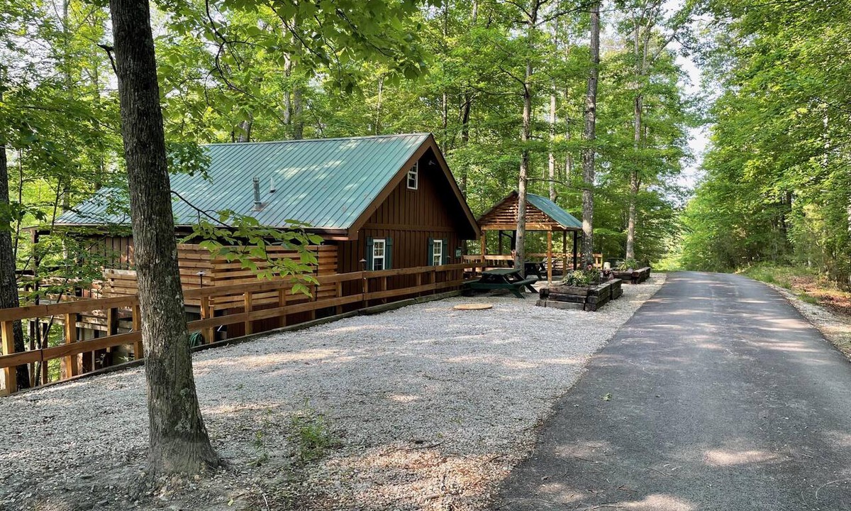 Zoe Cabin | Pet friendly cabin in Red River Gorge/Cliffview Resort with hot tub and wi-fi