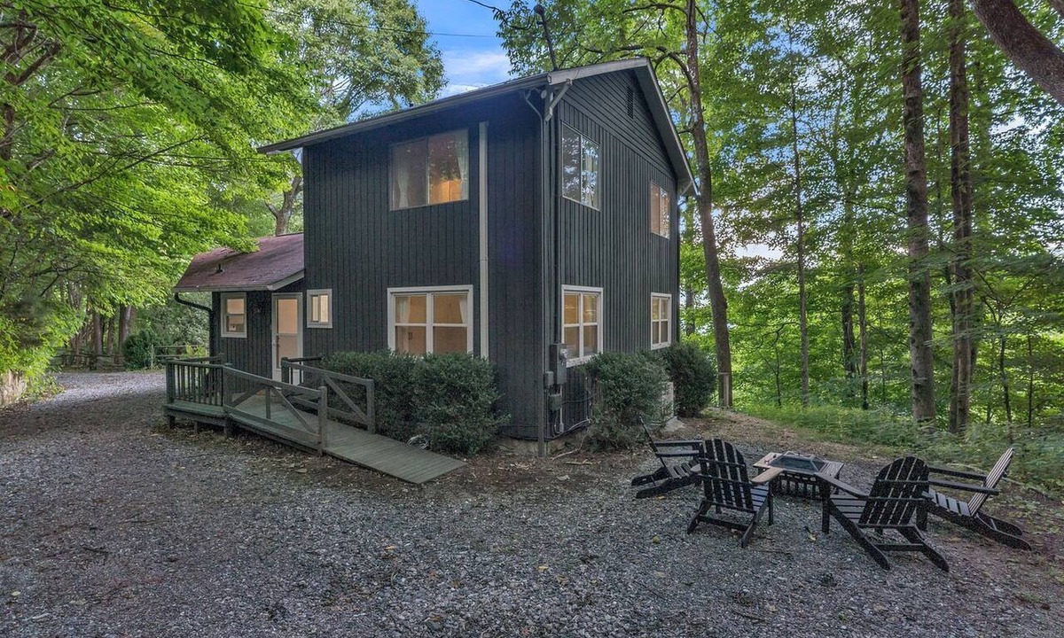 Walker-In-the-Hills Cabin | Pet-Friendly Cabin with Barbecue and Outdoor Area with Fire Pit in Waynesville, North Carolina