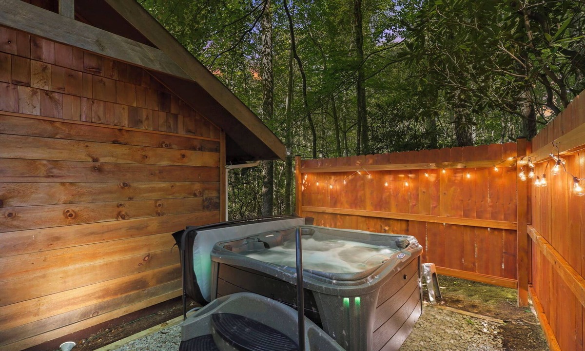 Beech Mountain Cabin | Pet Friendly, Fenced Yard, 3 Bedroom Cabin, Hot Tub, 3 Mi. to Beech Ski Resort!