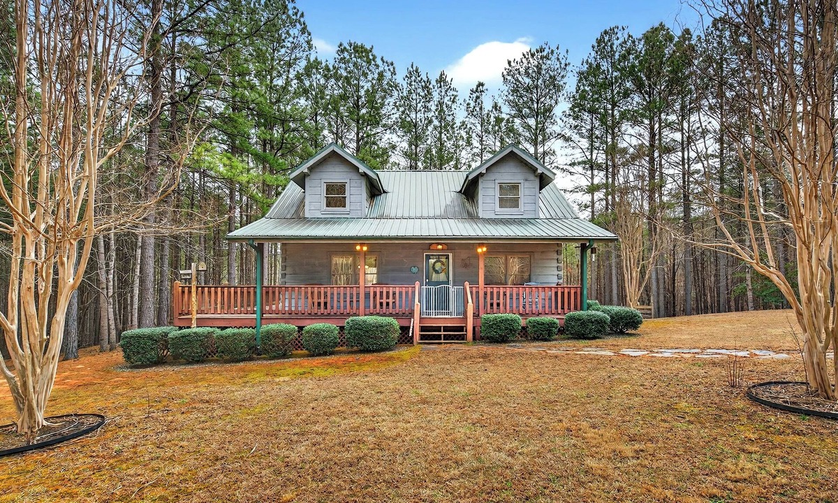 Mill Spring Cabin | Pet Friendly, Fenced Yard, Fire Pit, Close to Lake Lure, Gated - Paws and Relax