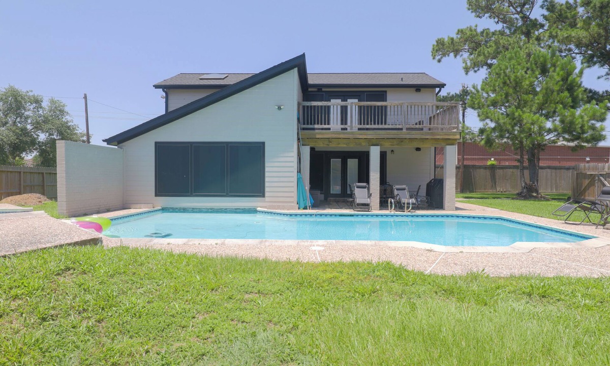Dickinson House | Pool House Loft | Hot Tub | Pool Table | 80" TV