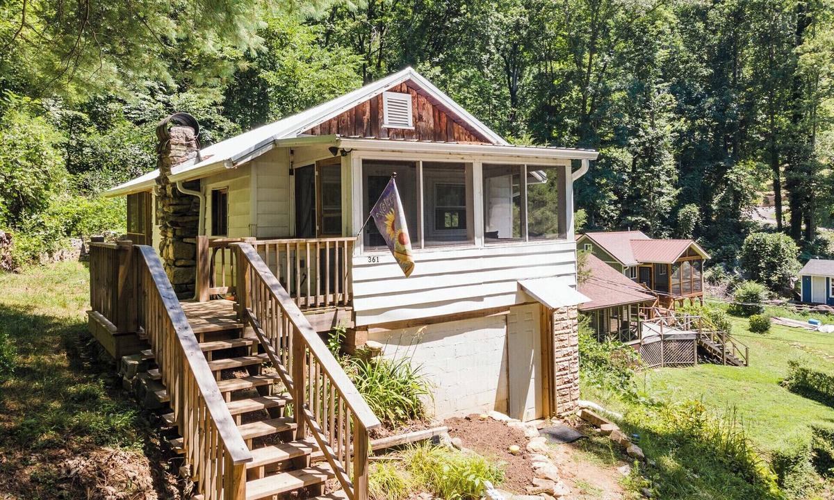 Chimney Rock Cabin | POWER AND WATER AVAILABLE
