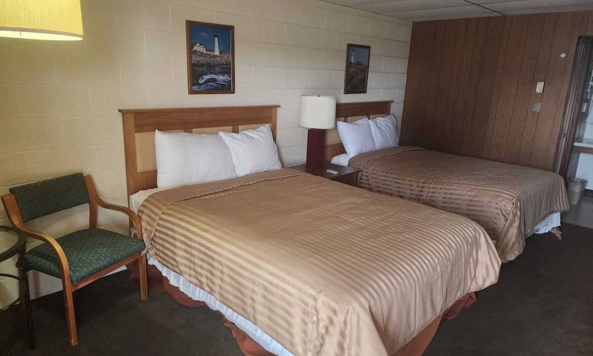 Quinter Hotel | Practical Room for the Family Near Gove County Airport – Just 1.4 Miles Away