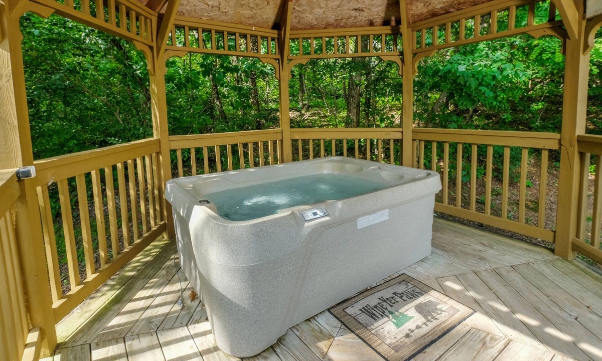 Sevierville Cabin | Private 1 Bedroom Honeymoon Cabin, Back Yard with Hot Tub on a Gazebo!