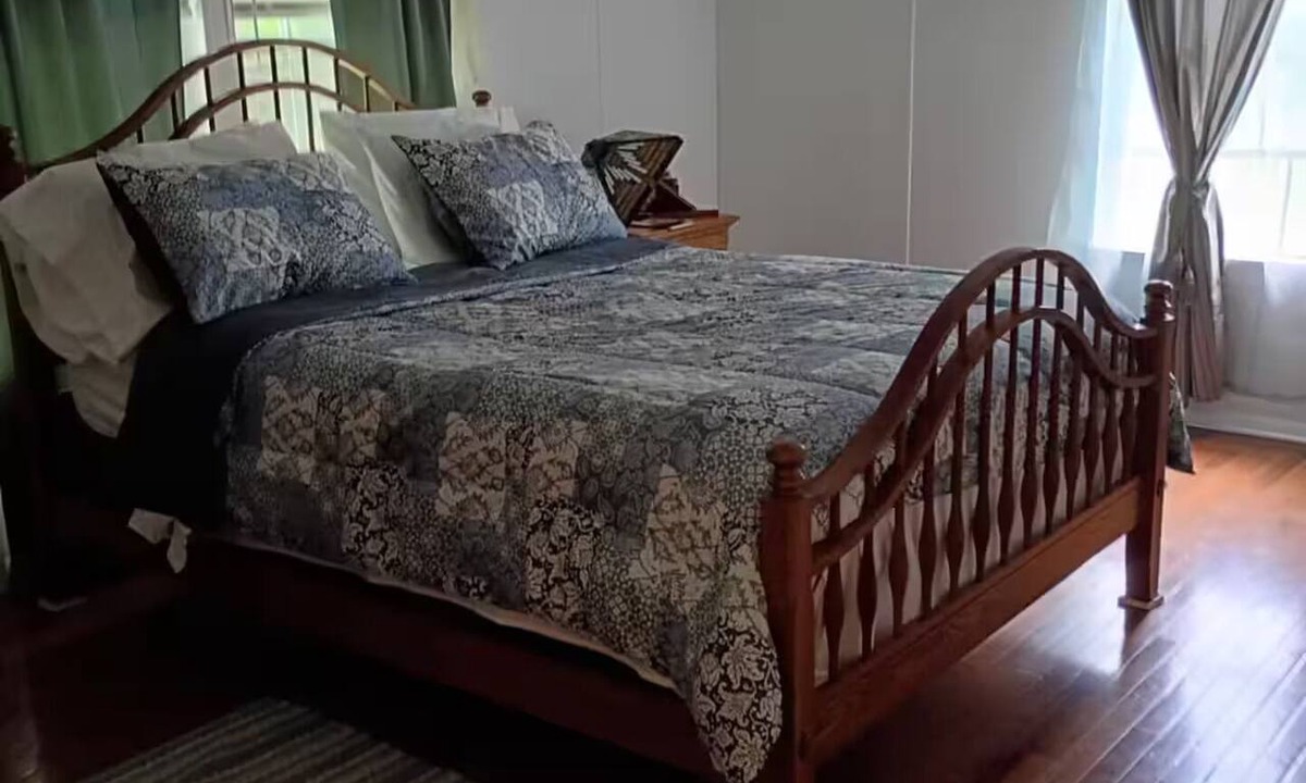 Jonesborough House | Private 1-BR Ensuite with Separate Entrance I 5min DT Jonesborough