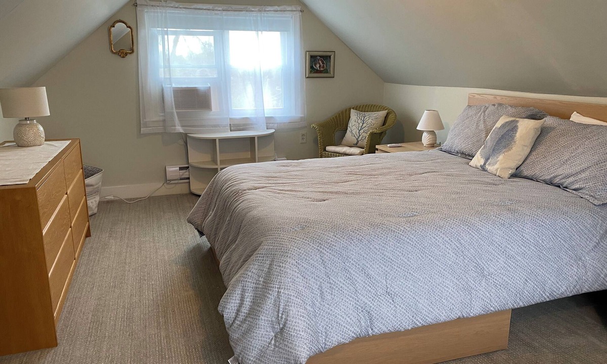 Gloucester Cottage | Private Cottage with AC & wifi, Steps to the Beach