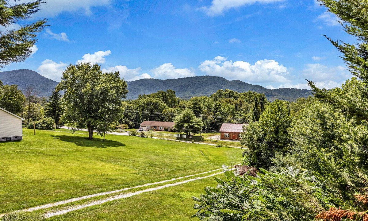 Fletcher House | Private, cozy home - Handicapped Accessible no by- with great views