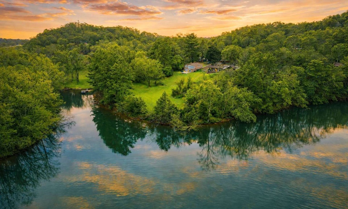 Colonial Heights House | Private Lakefront Peninsula Retreat with Hot Tub