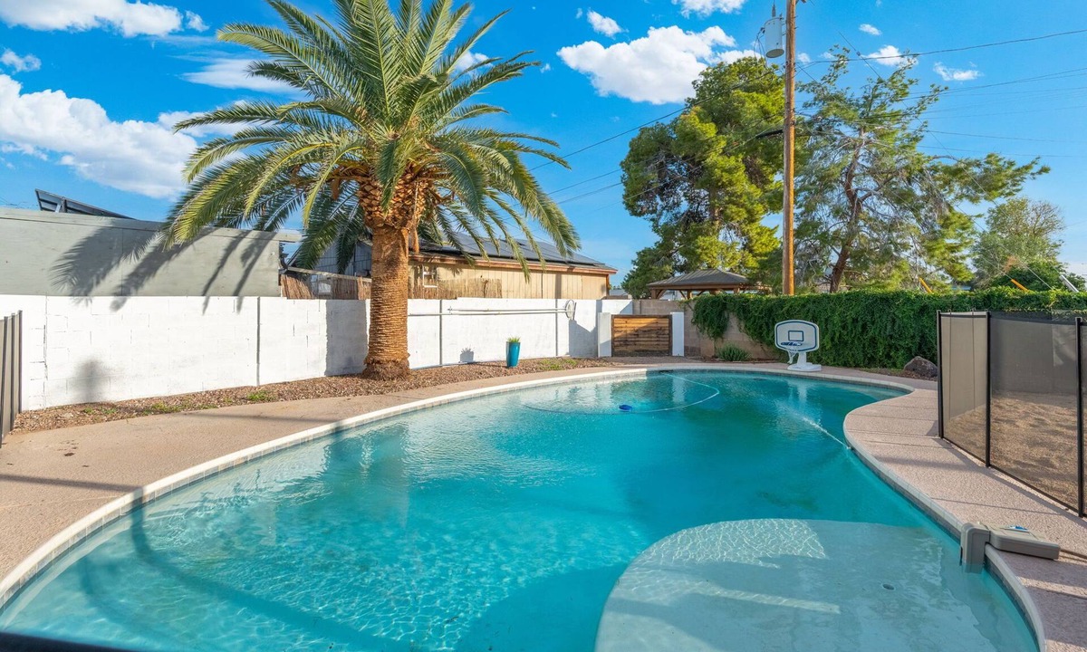 Surrey Heights House | Private Pool Oasis. Perfect for Summer & Family Visits