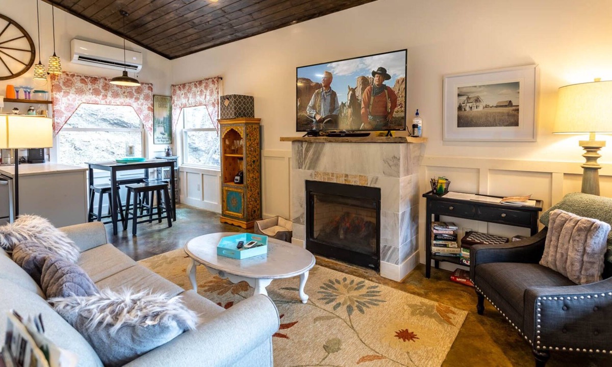 Blowing Rock Cottage | Quaint Cottage Overlooking Pond & Gardens
