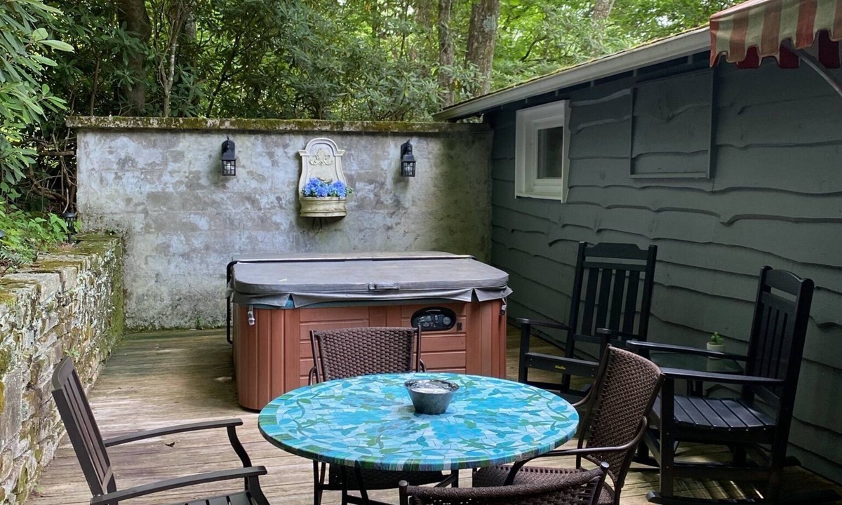 Blowing Rock Cottage | quaint cottage w/hotub & firepit-2 min -downtown Blowing Rock-pet friendly
