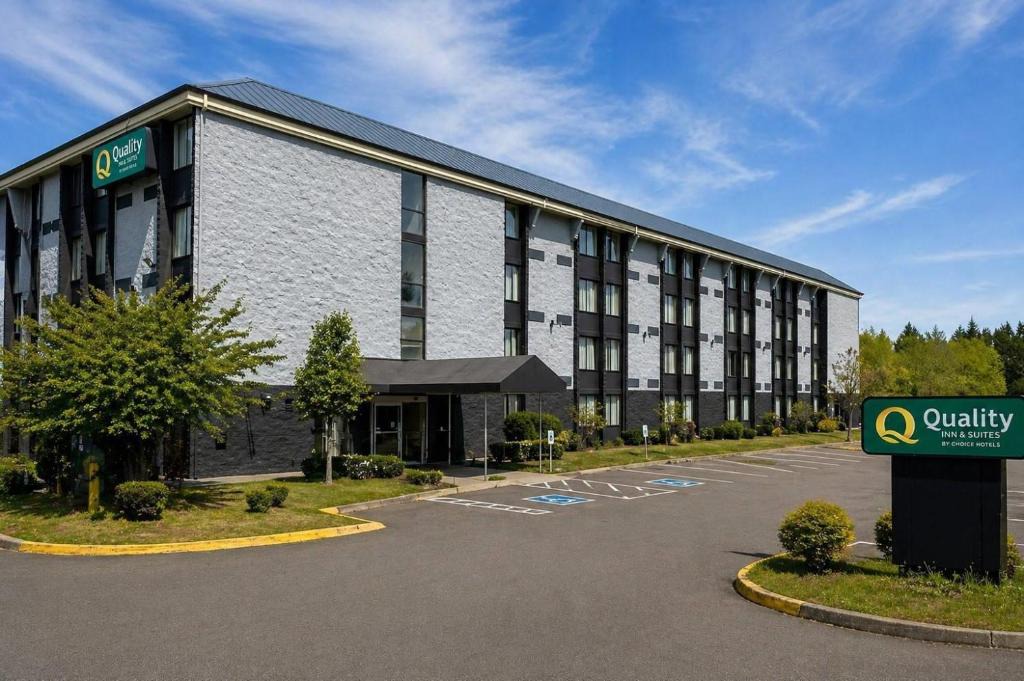 Silver Lake Hotel | Quality Inn & Suites Everett