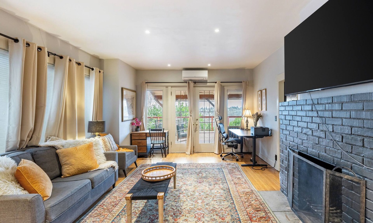 North Queen Anne House | Queen Anne craftsman w/panoramic Bay & Mtn view