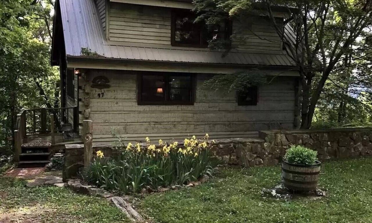 Mentone Cabin | Red Bird Roost - Cozy log cabin on the Brow steps to downtown and Brow Park