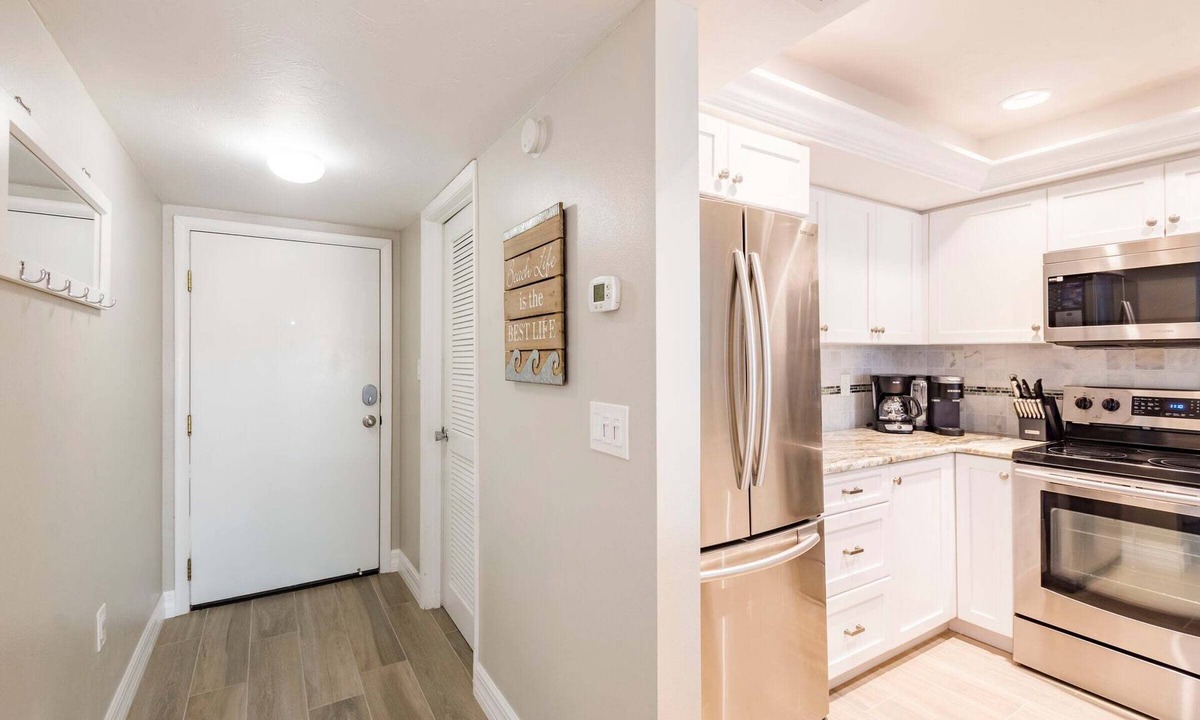 Siesta Key Condo | Relax in this 2-bedroom, 2-bath Bayside T Model condo in Sarasota.