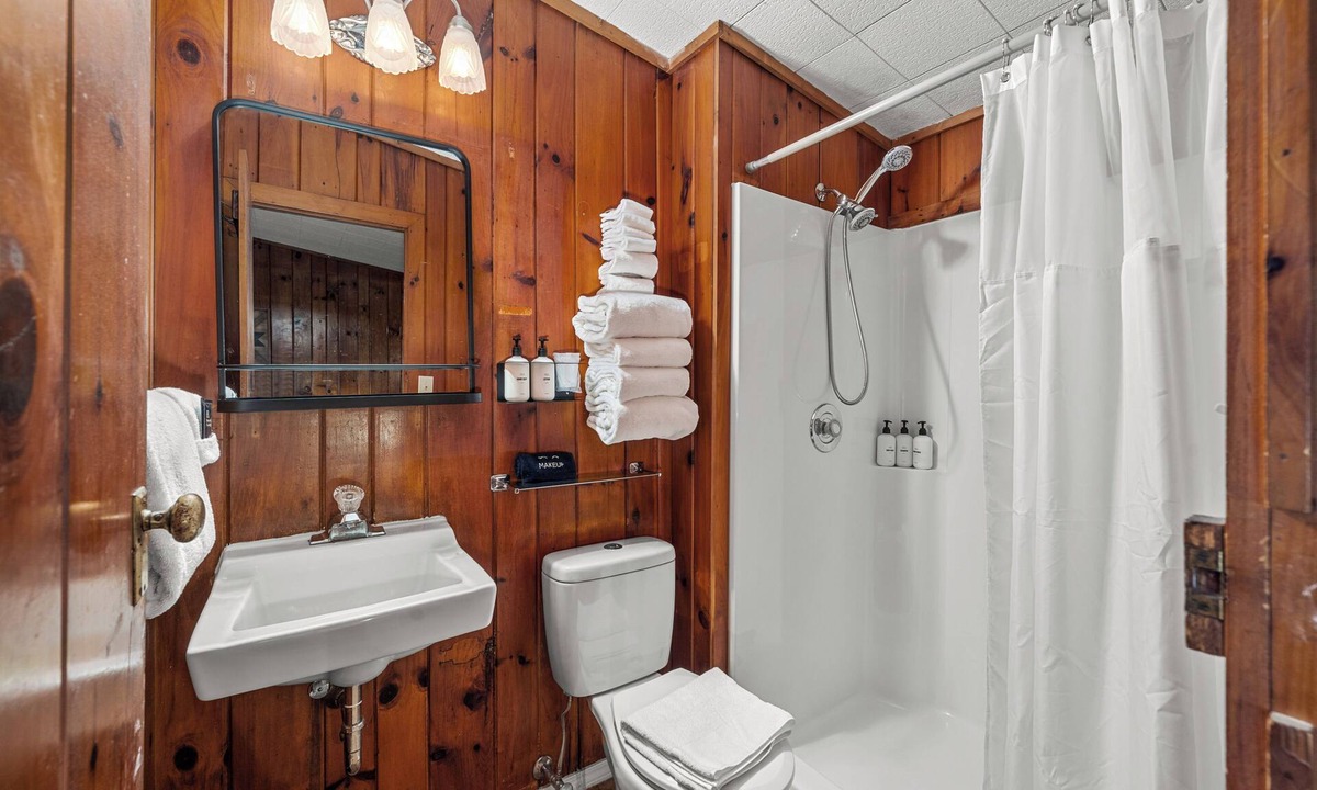 Hendersonville Hotel | Relaxing King Accommodation l Close to Downtown