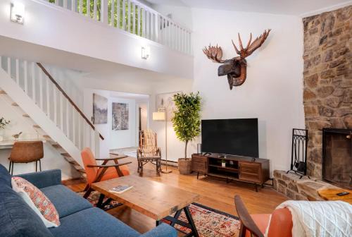 Berkeley Springs Ski Chalet | Renovated cabin w hot tub & deck