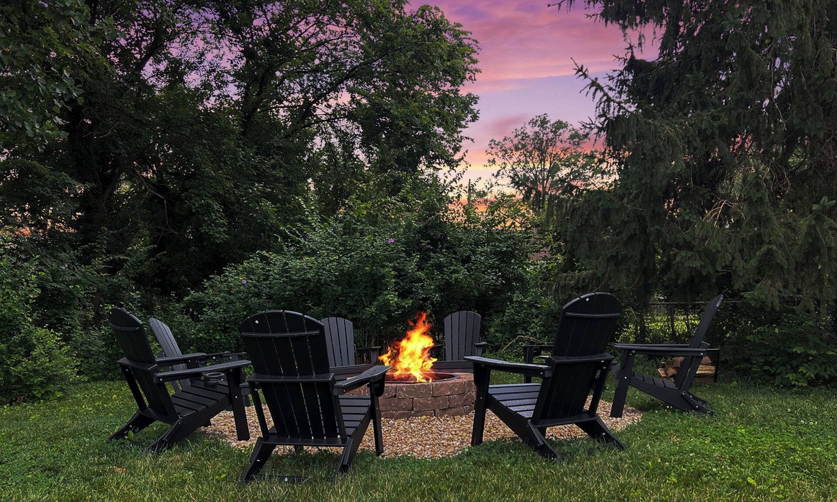 Silverton House | Renovated Farmhouse + Fire Pit + Huge Yard + 4BR