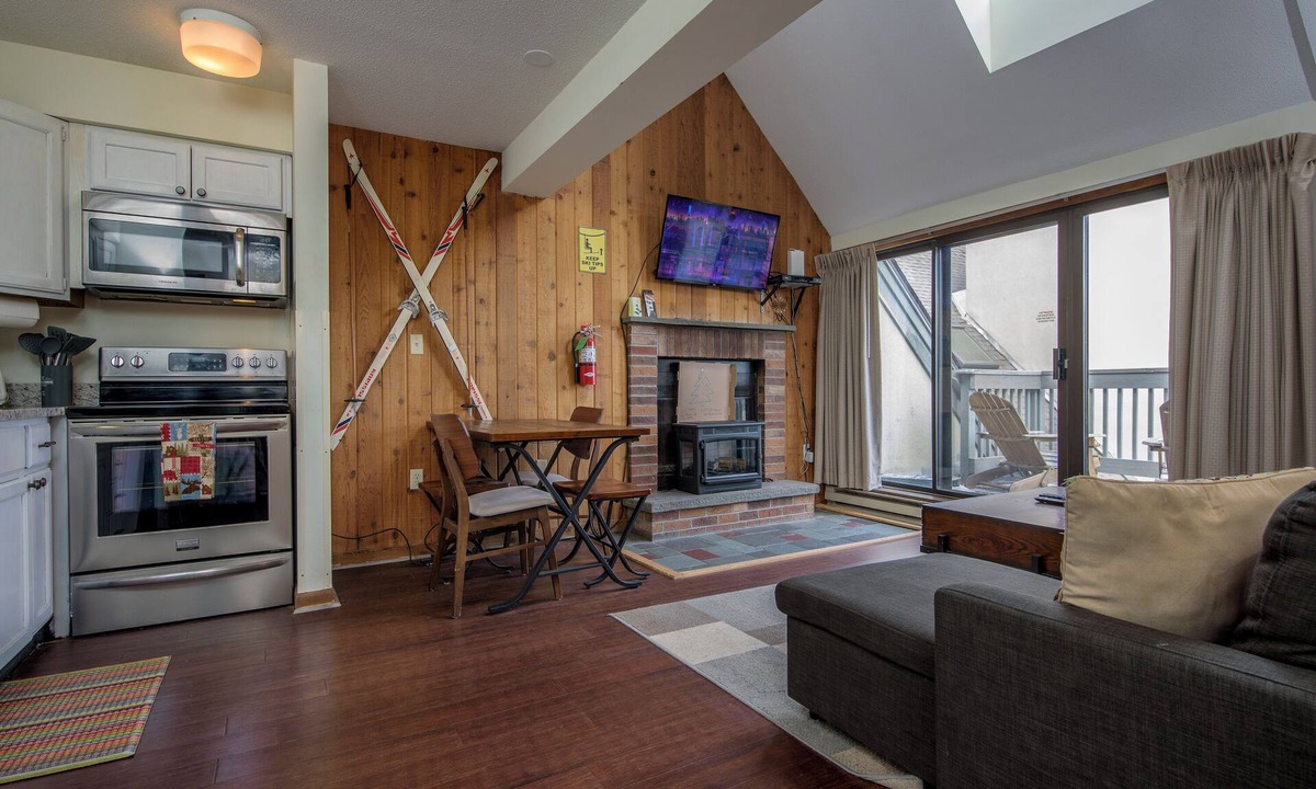 Killington Condo | Renovated Top floor Studio Condo - Resort-Style Amenities