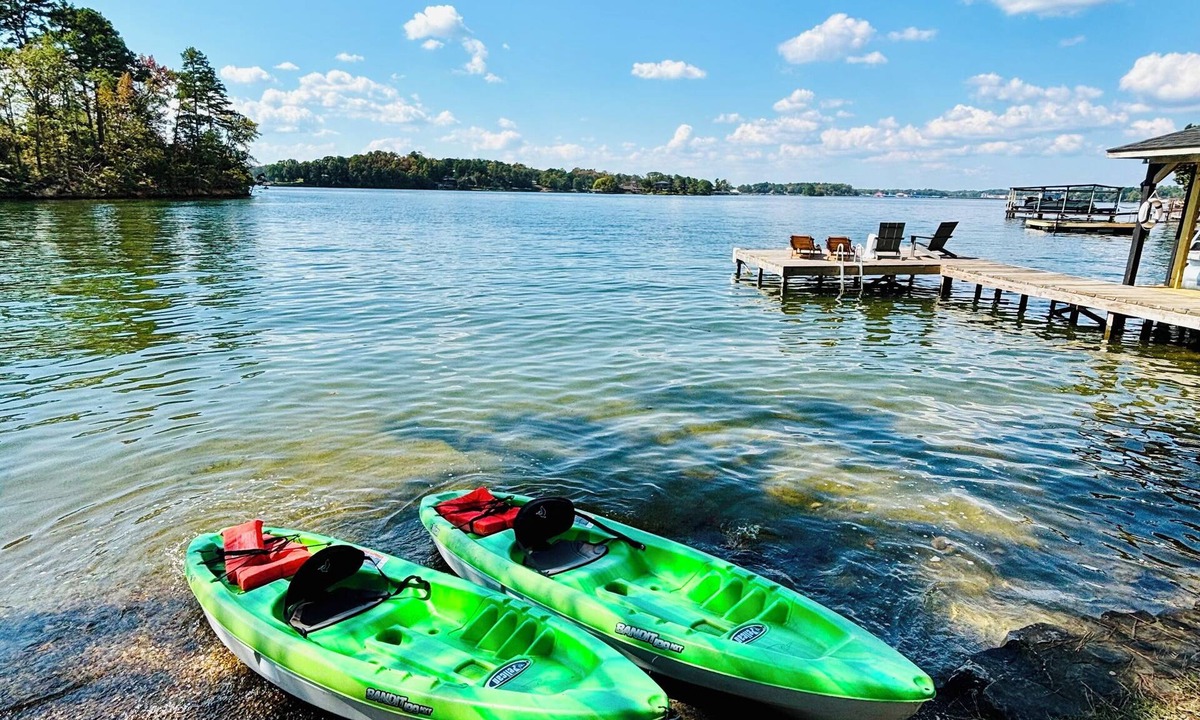 Lakeland House | Renovated with great lake views & swim dock!