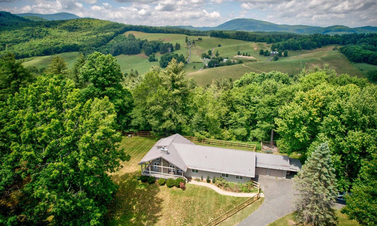 Fleetwood House | River Refuge - walk to river, hot tub, pet friendly!