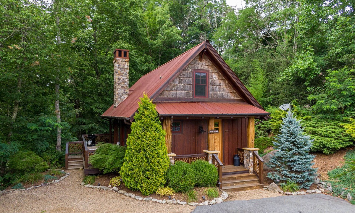 Elk Park Cabin | River Sound Cabin at Eagles Nest: Elk River Access | Huge Deck Over the River | Firepit
