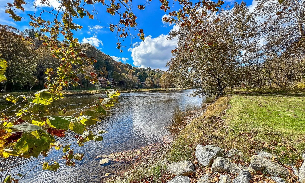 Grassy Creek Cabin | Riverside Escape Too: 4 BR, 2.5 BA Cabin/Bungalow in Piney Creek, Sleeps 8