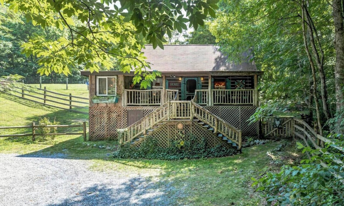 Roan Mountain Cabin | Roan Mountain Charming Cabin Hot Tub Close to Hiking Dogs Welcome