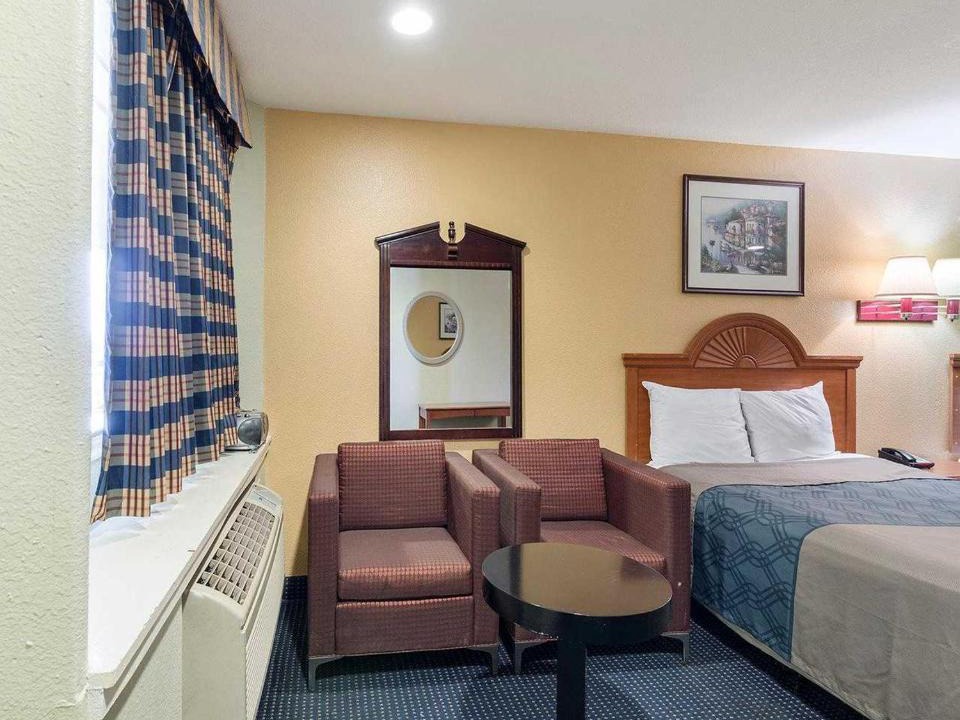 South Houston Hotel | Rodeway Inn