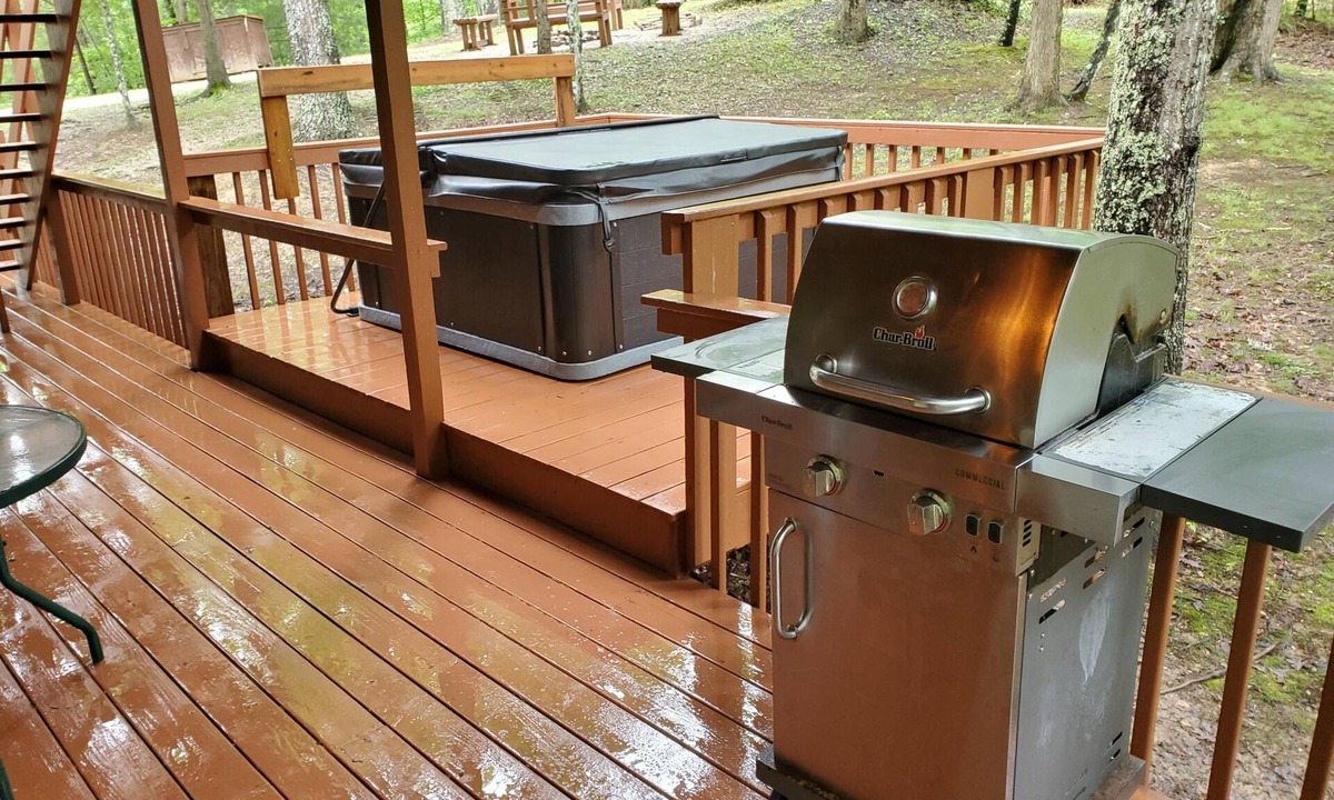 Zoe Cabin | Ron's Big House is a beautiful 4-bedroom cabin in Cliffview Resort with Wi-FI.