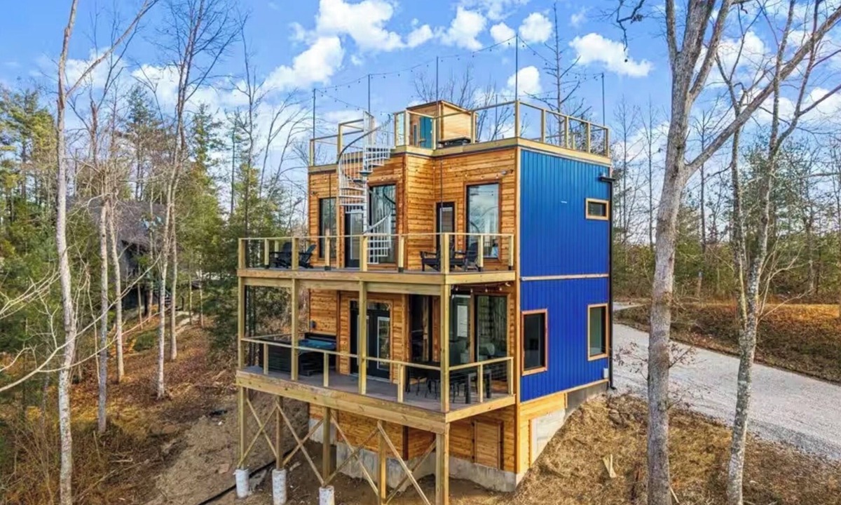 Campton Cabin | ROOFTOP DECK w/SAUNA & TREETOP PUTTING GREEN, HOT TUB, FIREPIT, & SUNSET VIEWS!
