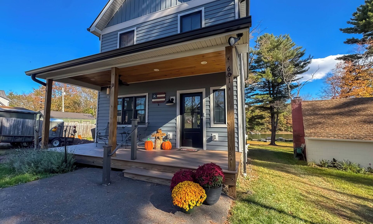 North Glade Hills House | S'more Memories: A cozy 5-bedroom lake cabin in Deep Creek Lake with hot tub.