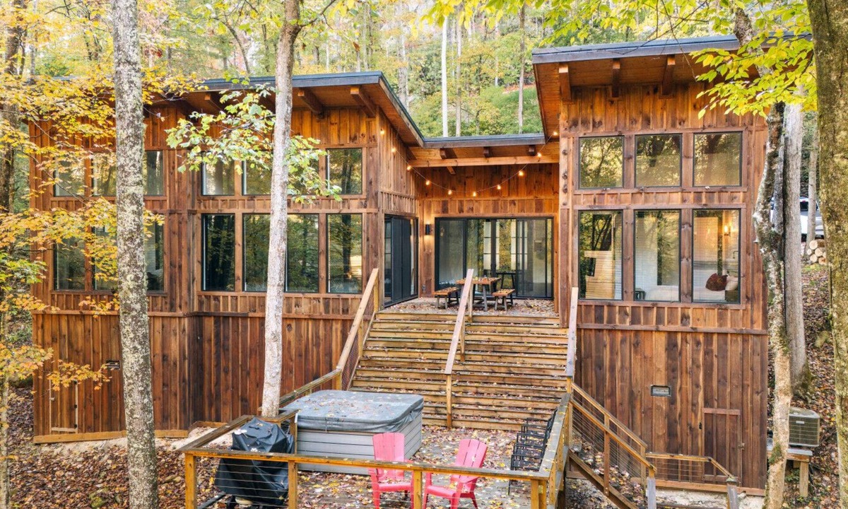 Rogers House | Scenic Cabin | Hot Tub | Sleeps 4 | Modern Comfort