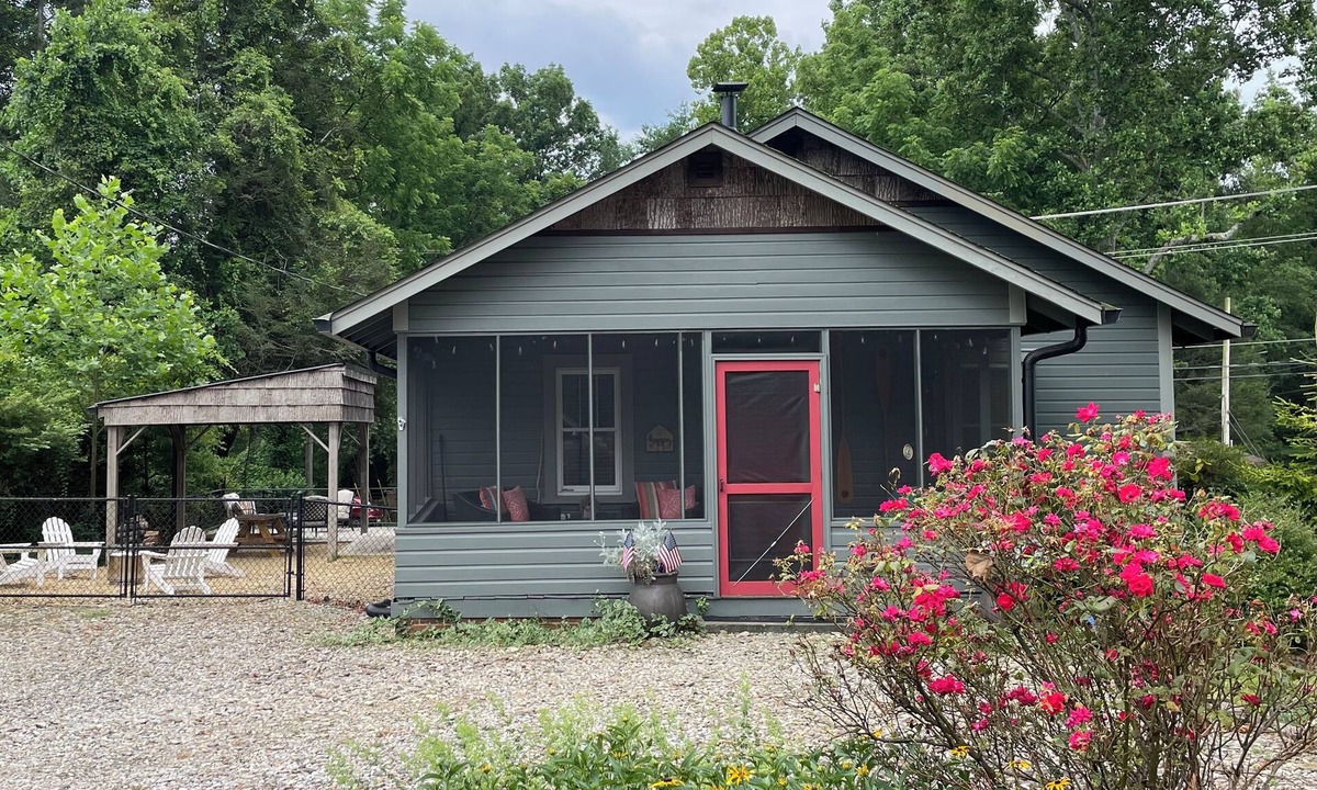 Tuxedo Cottage | Screened Porch. Fenced Yard. Pet Friendly. Fire Pit. Outdoor Pergola.