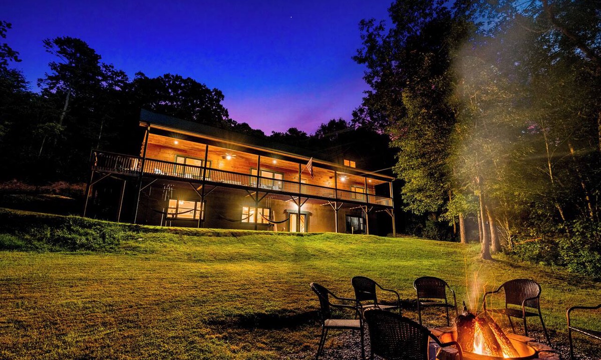 Black Mountain Apartment | Secluded Cabin|5600 sq ft|Hottub|Theatre|2 Mi DT