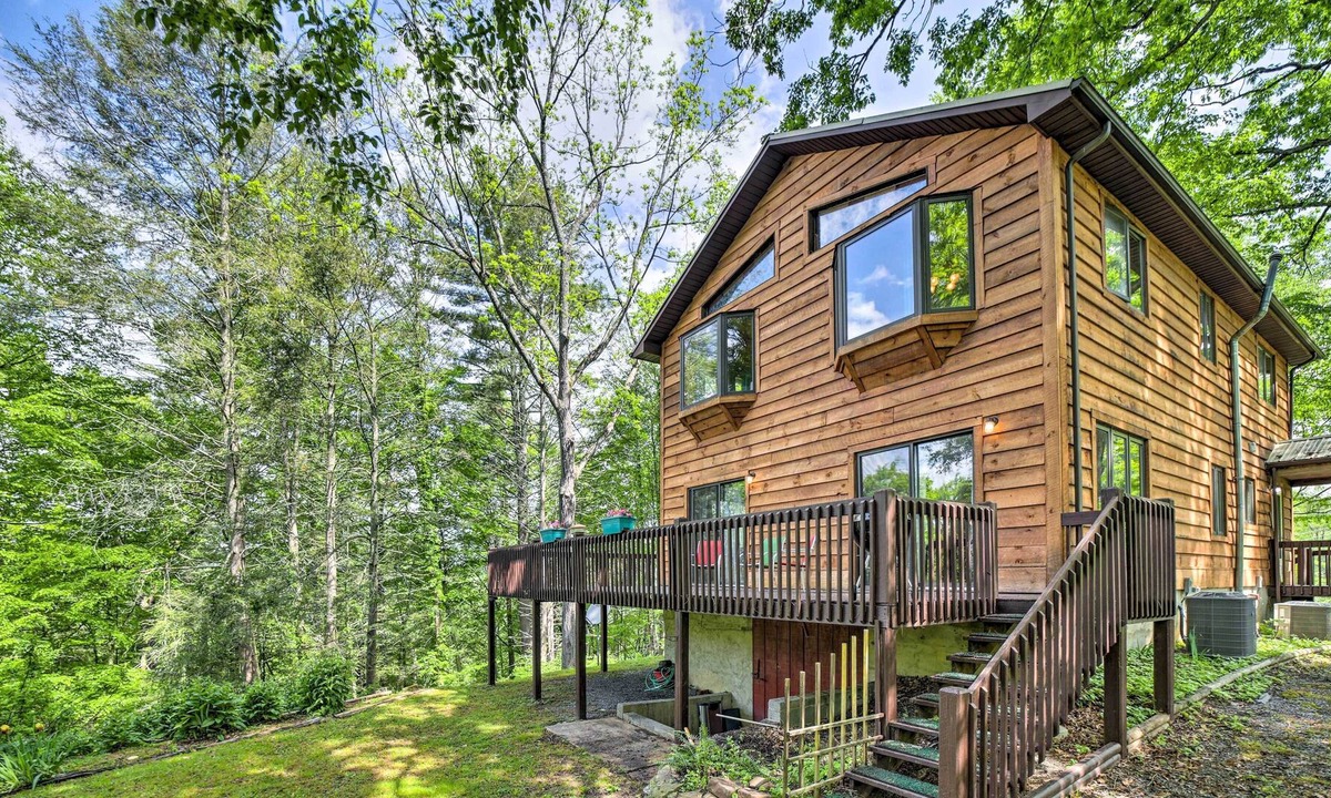 Clyde House | Secluded, Mountaintop Getaway w/ Fire Pit!