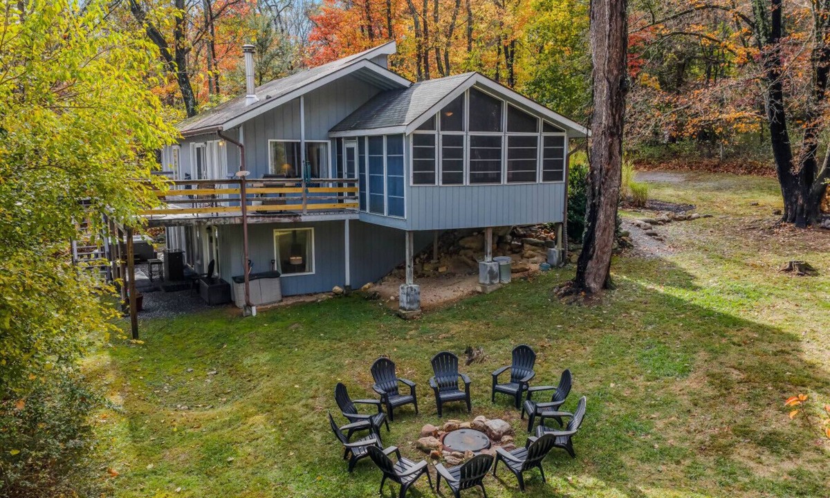 Berkeley Springs House | Serendipity - Hot Tub | Pets | Fire Pit | Pool Access | Grill | Wifi | Deck