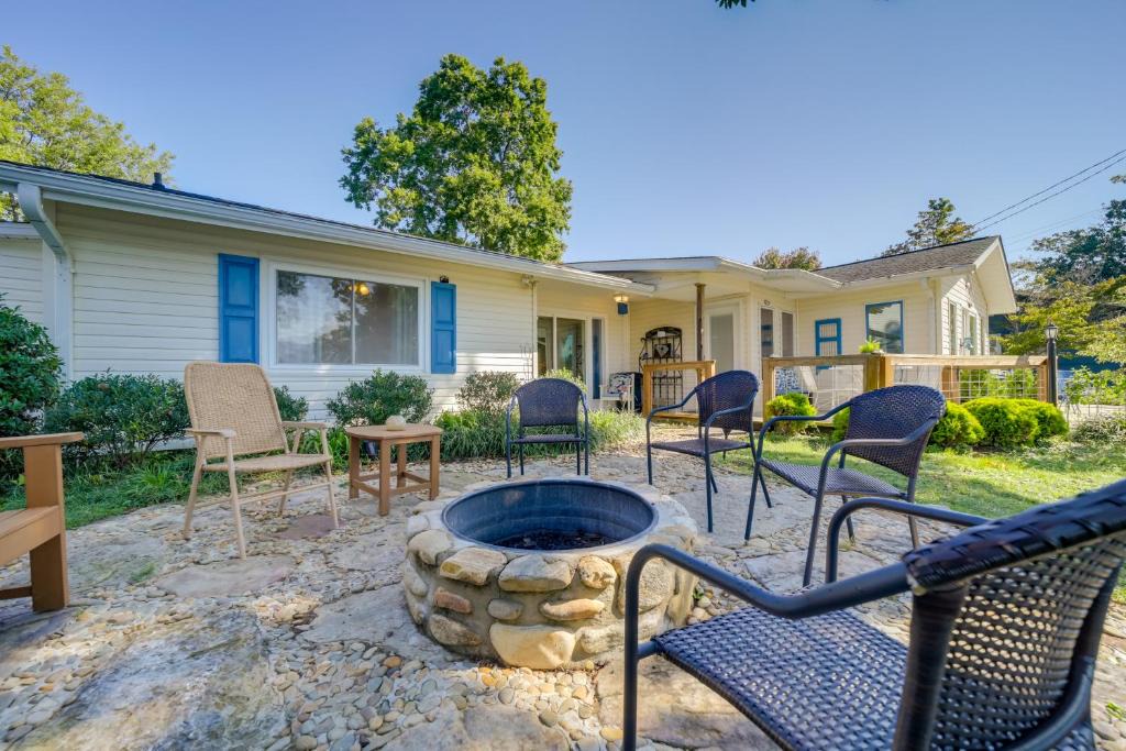 Lake Junaluska Apartment | Serene Lake Junaluska Gem: Deck & Mountain Views