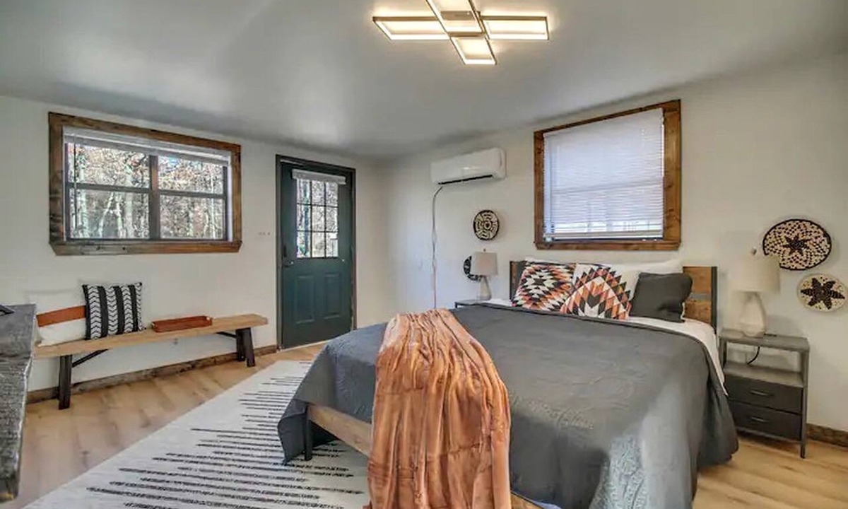 Gentry Cabin | Serene Woodland Studio Retreat with Outdoor Amenities, Near Fishing, Hiking & Gentry, AR