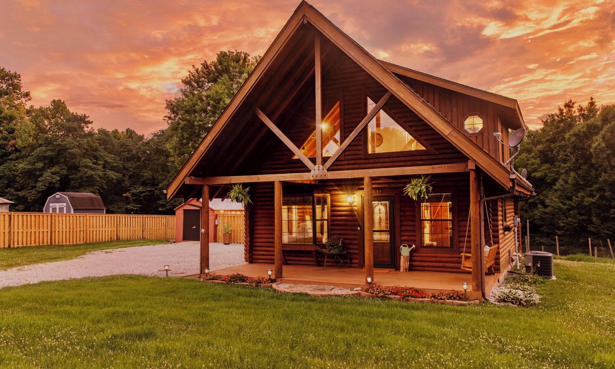 Frankfort Cabin | Sip on bourbon in the hot tub or by the fire pit! +hiking~ game shed~ & more!