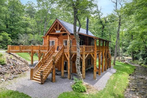 Black Mountain House | Six-Person Elevated Cabin in the Trees near Black Mountain, North Carolina